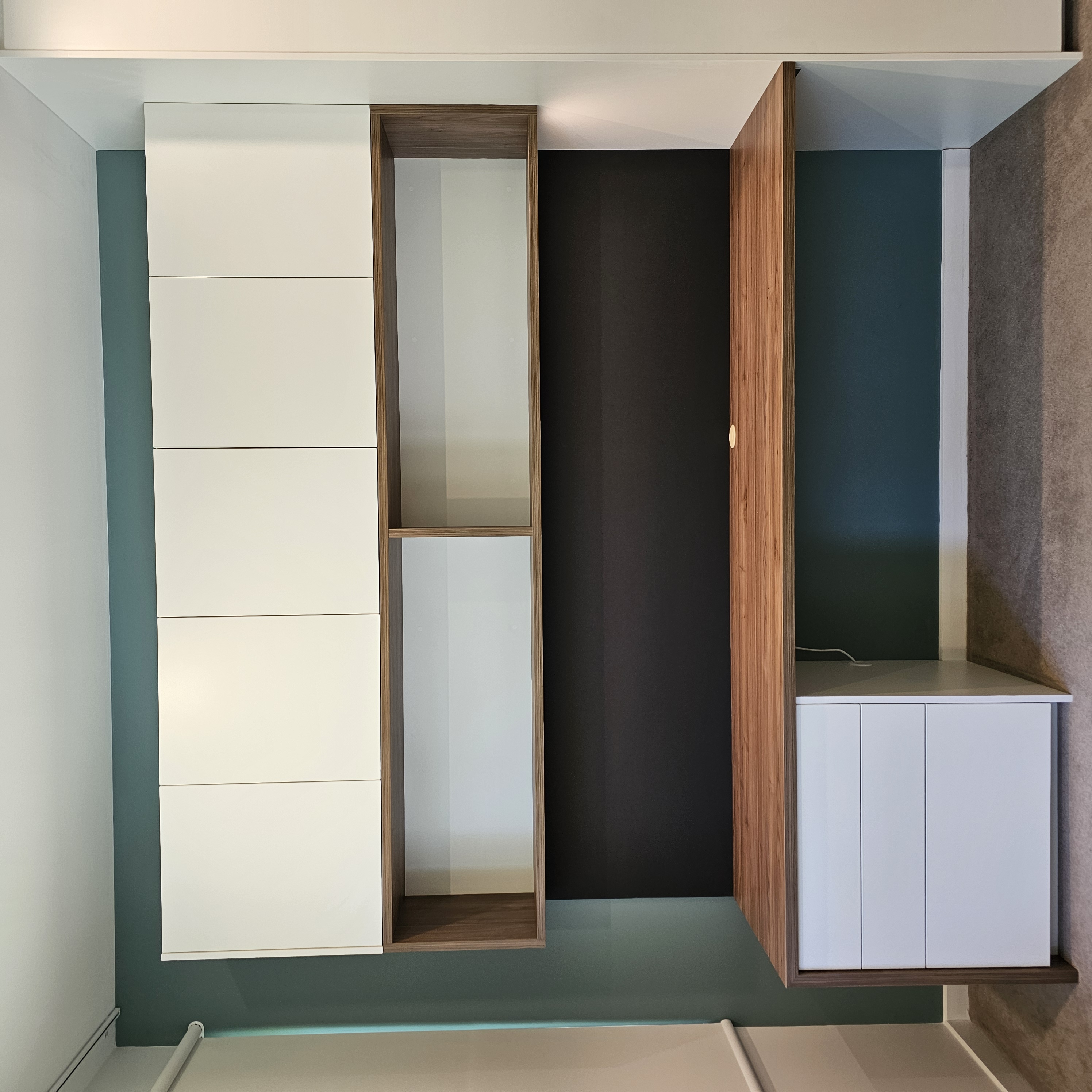 Custom home office desk and overhead cabinetry